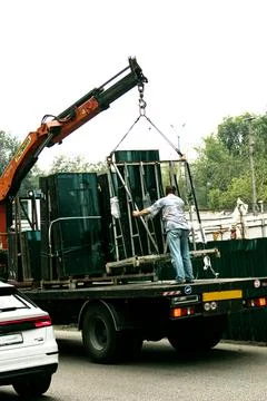 Loading glass blocks into a special machine. Foto stock