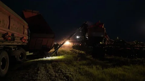 Loading grain from machine into combine Stock Footage 195094981