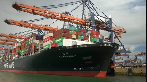 Loading a huge cargo ship Vidéo 70515818