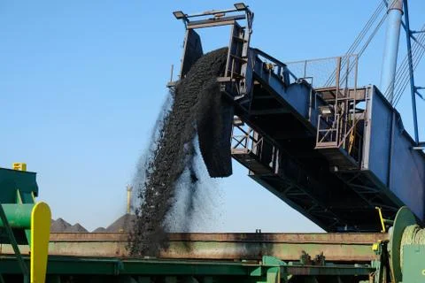 Loading of iron ore in bulk on board of capesize cargo ship Stock-Fotos