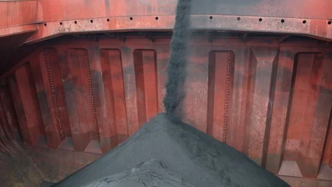 Loading of iron ore concentrate into the cargo hold of capesize bulk carrier Video stock 140173507