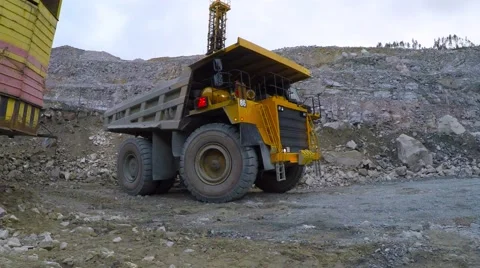 Loading the iron ore into heavy  multi-ton  truck at the opencast mining. 库存影片 55360710