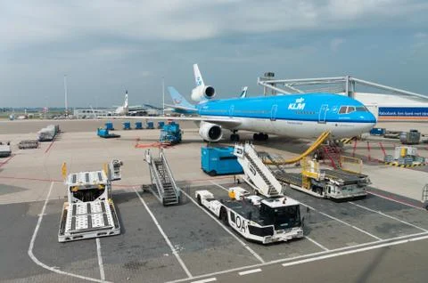 Loading a klm plane Stockfoto's