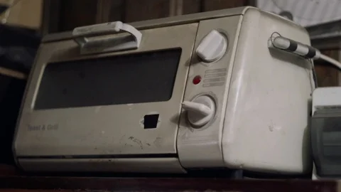 Loading the knifemaker kydex melting oven in knife workshop Vidéo 106369063