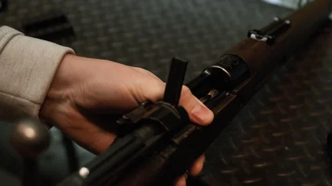 Loading a Lee-Enfield Bolt-Action Rifle Magazine (WWI British Weapon) Vidéo 321883713