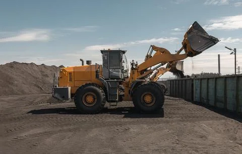 Loading of an loader into railway wagons. Excavator loading coal into wagons 写真素材