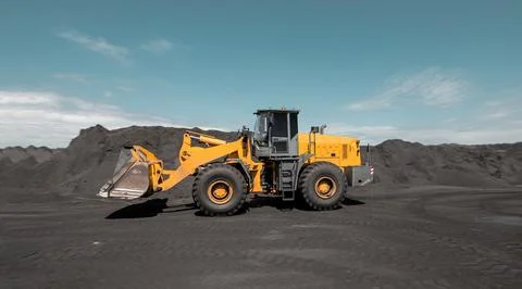 Loading of an loader into railway wagons. Excavator loading coal into wagons Stock-Fotos
