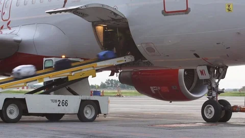 Loading luggage in an airplane TimeLapse 動画素材 78357183