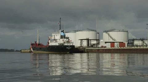 Loading oil tanker Stock Footage 36448288