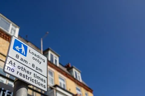 Loading only parking restriction sign stating 8 am to 8 pm with no restrict.. Foto stock
