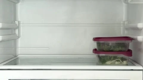 Loading Packed Diet Meals into Refrigerator Видео 340340947