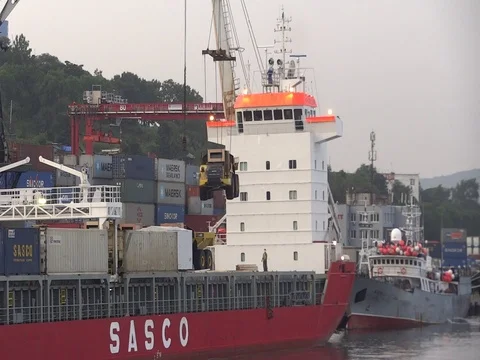 Loading in port Vídeo Stock 79203165