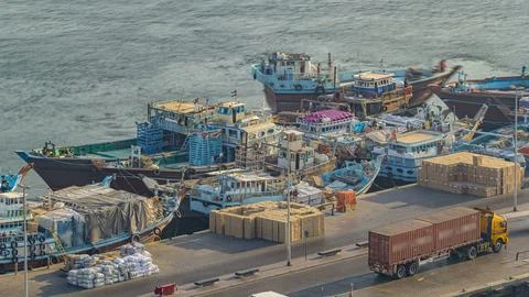 Loading a ship in Port Said timelapse in Dubai, UAE. Foto stock