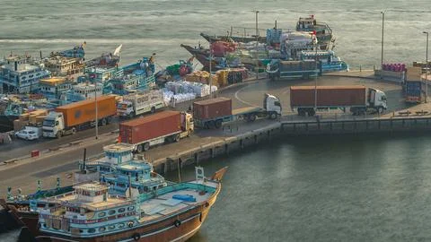 Loading a ship in Port Said timelapse in Dubai, UAE. Foto stock