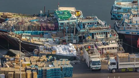 Loading a ship in Port Said timelapse in Dubai, UAE. Foto stock