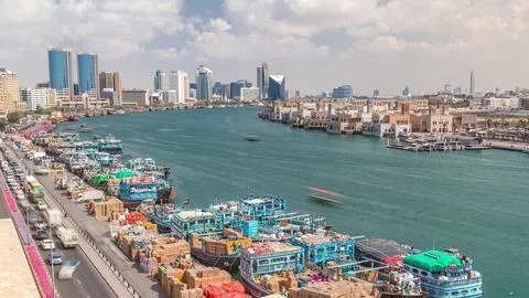Loading a ship in port timelapse in Dubai, Deira creek, UAE. Foto stock