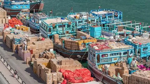 Loading a ship in port timelapse in Dubai, Deira creek, UAE. Foto stock