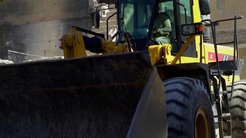 Loading shovel works to clear rubble from streets of Raqqah, Syria 動画素材 94565368