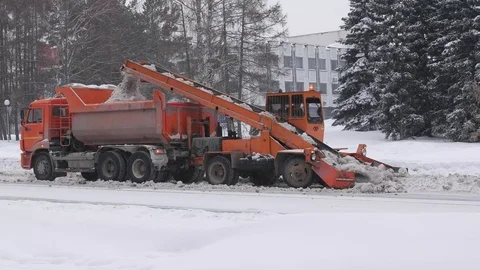 Loading snow to empty truck. Сlearing streets of snow using machines Stock-Footage 70787132