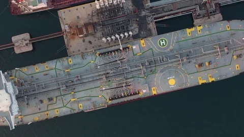 Loading of the tanker from the oil terminal 動画素材 120129116