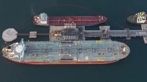 Loading of the tanker from the oil terminal Stockbeeldmateriaal 120129884