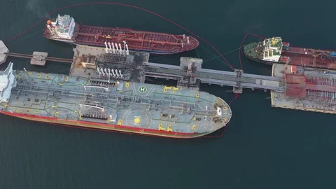 Loading of the tanker from the oil terminal 動画素材 120131382