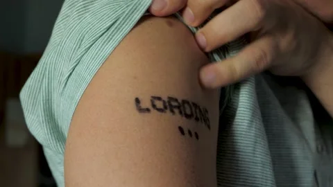 LOADING text written on skin on forearm of human hand after vaccine injection Vidéo 162870638