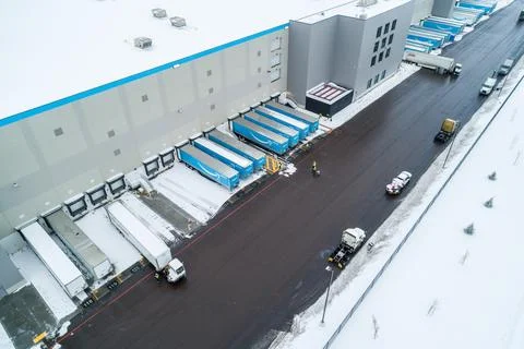 Loading up trailers at the Amazon building Stock-Fotos