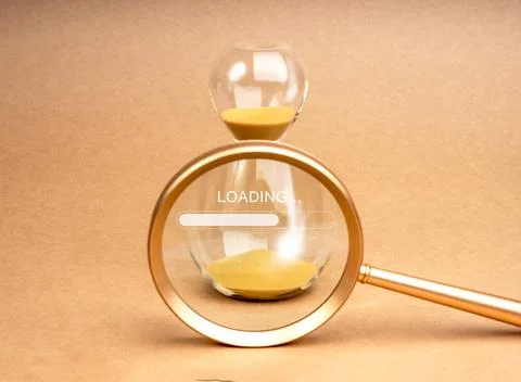 Loading update concept. Text "Loading..." on golden hourglass in magnifying.. Foto stock