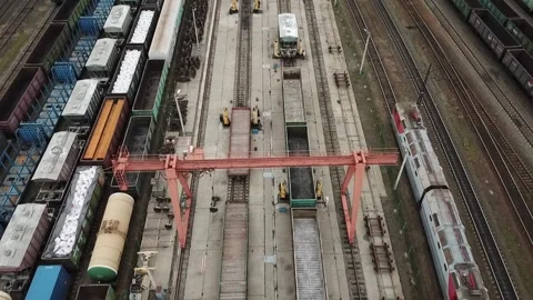 Loading of wagon wheels by crane Stock-Footage 141635502