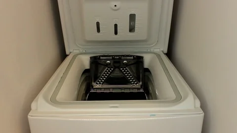 Loading washing machine Vídeos de archivo 86414315