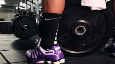 Loading weights on barbell Video stock 68170285