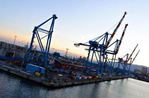  Loading wharf Genova harbour Loading wharf with containers and cranes in ... Foto stock