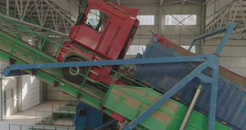 Loading wheat into an elevator. Unloading wheat from a truck to a silo 库存影片 147930416