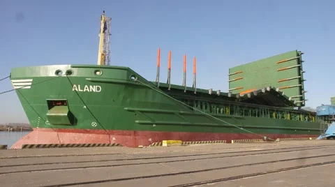 Loading wood pellets 库存影片 68236654