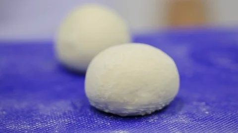 Loaf of bread in the bakery moves along a conveyor belt. Vidéo 106550814