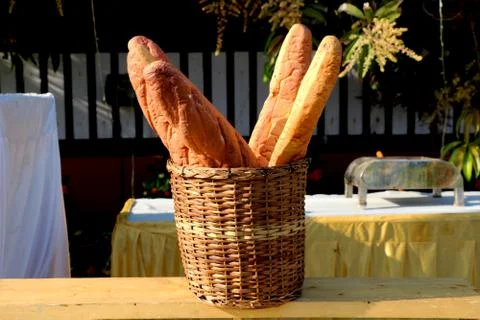Loaf of bread in basket Foto stock