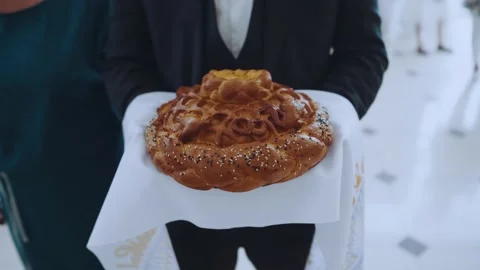 A loaf in the hands of a close-up at a wedding Stock Footage 164655284