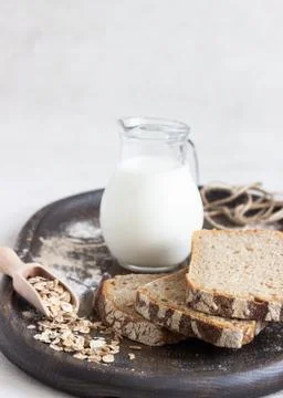 Loaf of sliced rye bread on old wooden tray. Foto stock