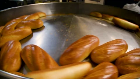 Loafs of bread in a bakery on an automated conveyor belt Vidéo 195972902