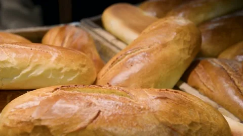 Loafs of bread in a bakery on an automated conveyor belt Vídeo Stock 197570286