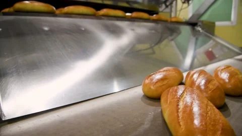 Loafs of bread in a bakery on an automated conveyor belt 動画素材 209145617