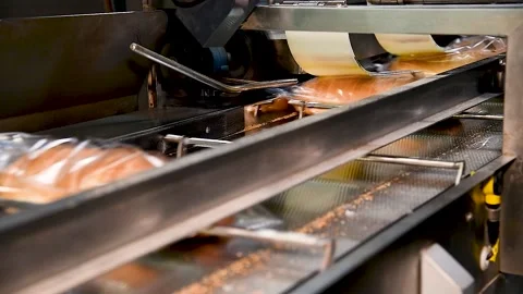 Loafs of bread in a bakery on an automated conveyor belt Vidéo 237383874