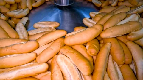 Loafs of bread in a bakery on an automated conveyor belt Видео 237384220