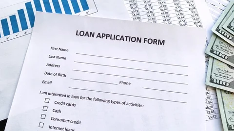 Loan application form document with graph on table Vídeo Stock 112351565