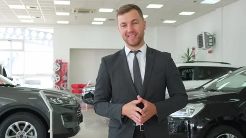 The loan manager talks about the purchase of cars. Installment for the purchase Vídeo Stock 245203679