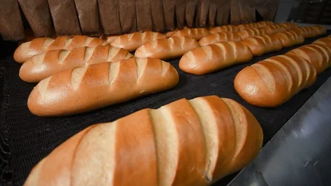 Loaves of bread and loaves of bread on the production line in the bakery 库存影片 129272645