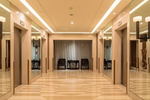 Lobby and elevators in Beijing Regent hotel in China Stockfoto's