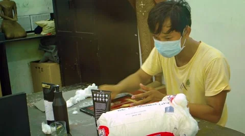 Local artisan creating lacquer works by hand. Video 1920x1080 库存影片 61086248
