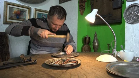 Local artisan makes copper plates in Mostar, Bosnia Vídeos de archivo 85908469